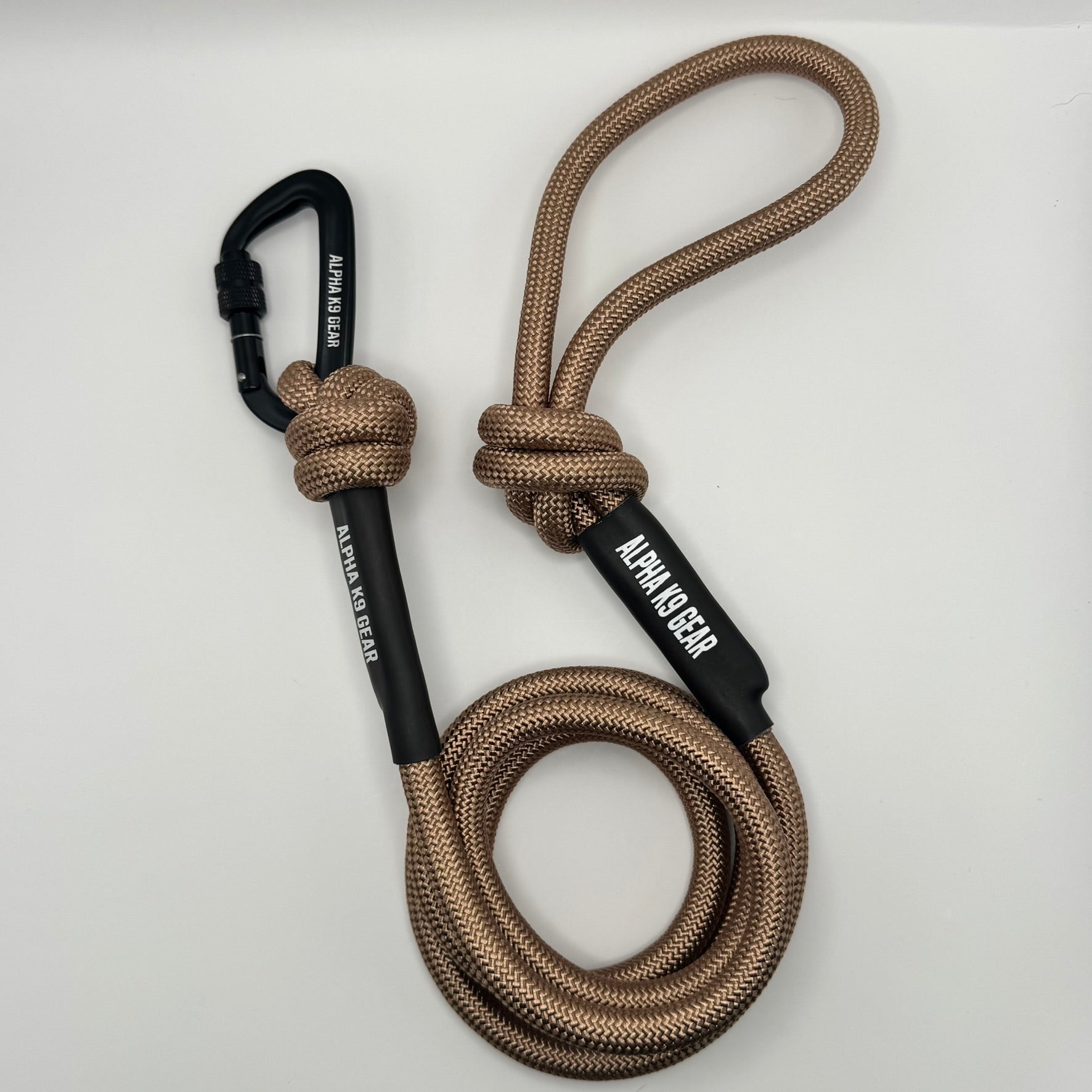 Durable rope dog lead with heavy-duty carabiner for large breeds