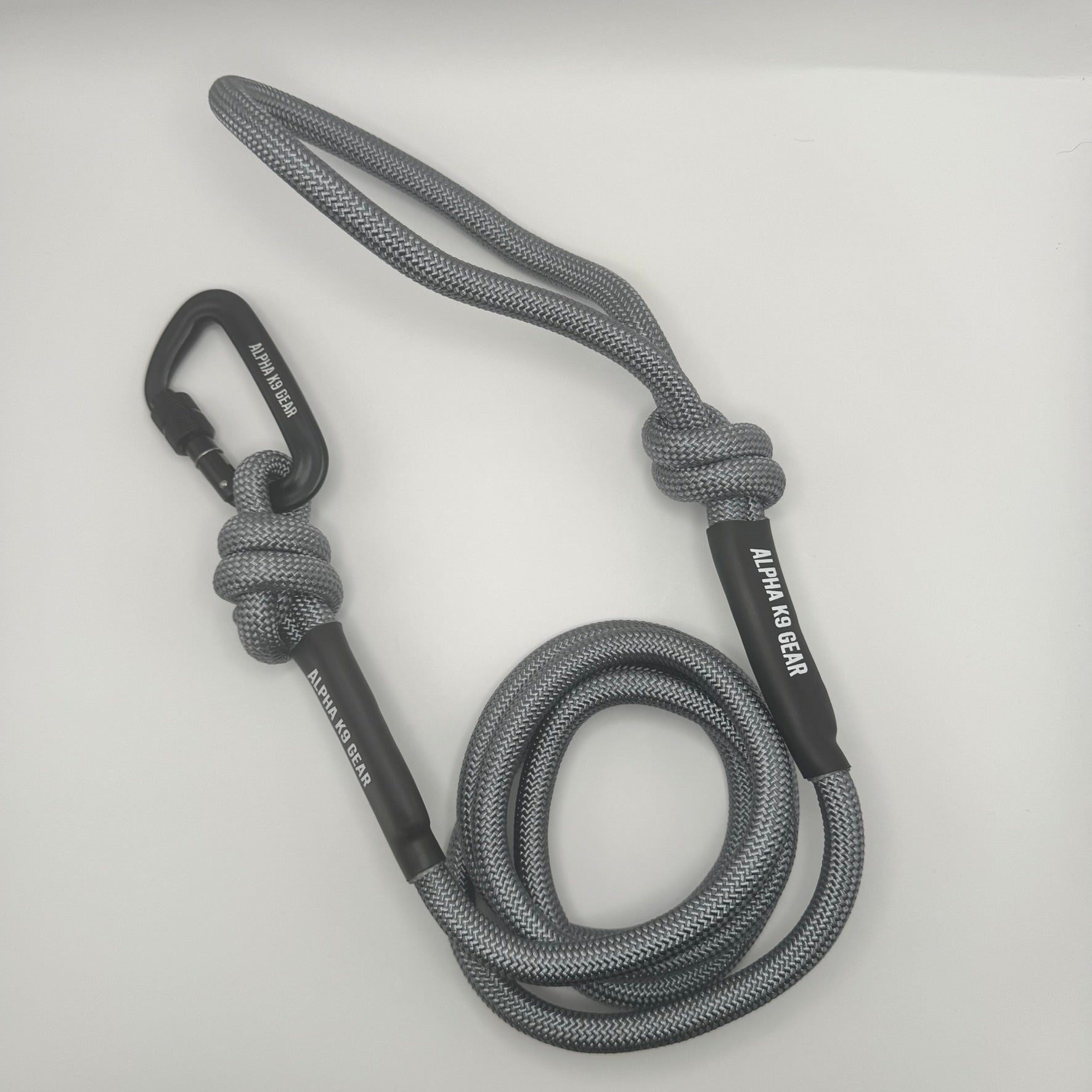 Durable rope dog lead with heavy-duty carabiner for large breeds